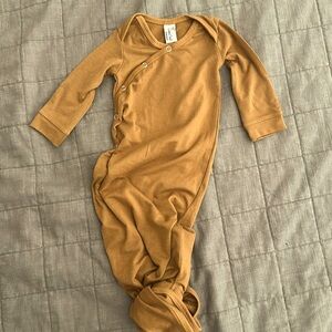 Newborn knotted onsie, like new, Copper Pearl